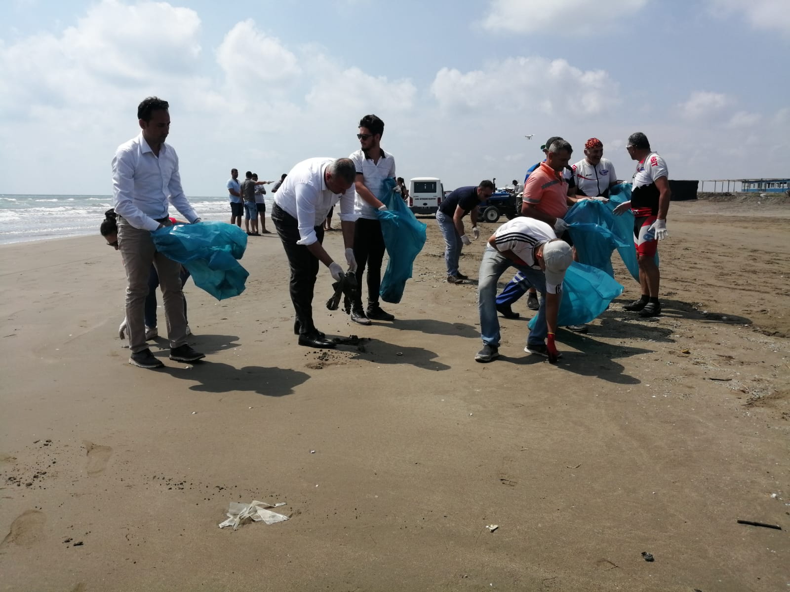 Karataş Belediyesi Sahil Temizliği Etkinliği ile plastik kirliliğine dikkat çekti. 