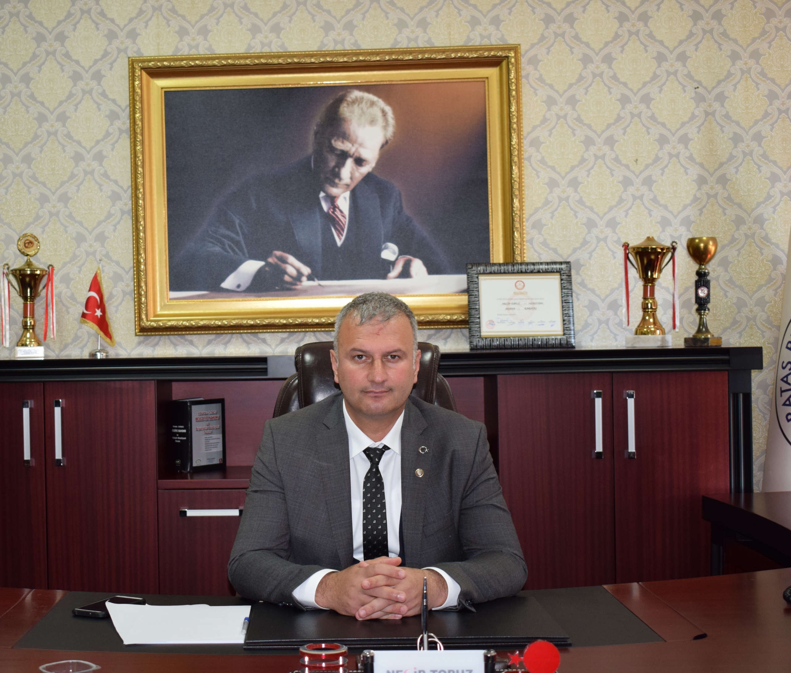 Karataş Belediye Başkanı Necip Topuz 10 Kasım Atatürk’ ü Anma Günü ve Atatürk Haftası dolayısı ile bir mesaj yayımladı.